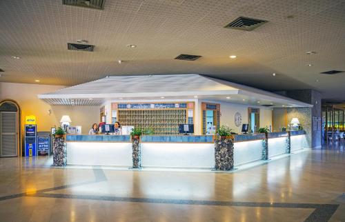 El lobby o recepción de Baia di Conte Resort