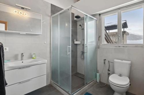 uma casa de banho com um chuveiro, um WC e um lavatório. em Magnificent mountain home - 756 em Crans-Montana