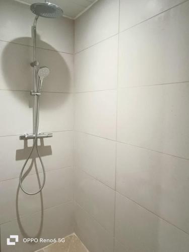 Bilik mandi di La troglodyte fantastique Lochoise