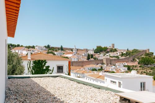 a view of the city from the roof of a house at Retiro do Castelo in Óbidos