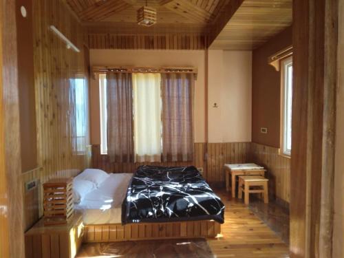 西姆拉的住宿－Forest Walk Cottage by Livingstone，一间卧室,卧室内配有一张大床