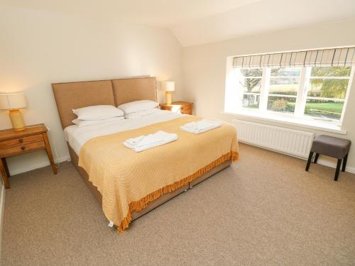 1 dormitorio con 1 cama con 2 toallas en Willow Cottage, en Ventnor