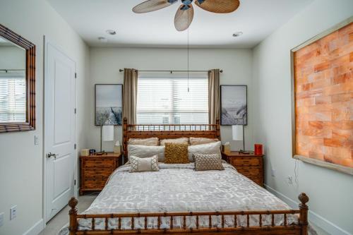 Ένα ή περισσότερα κρεβάτια σε δωμάτιο στο Beautiful Naples Getaway with Pool Access!