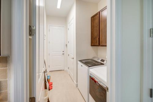 Ένα ή περισσότερα κρεβάτια σε δωμάτιο στο Beautiful Naples Getaway with Pool Access!