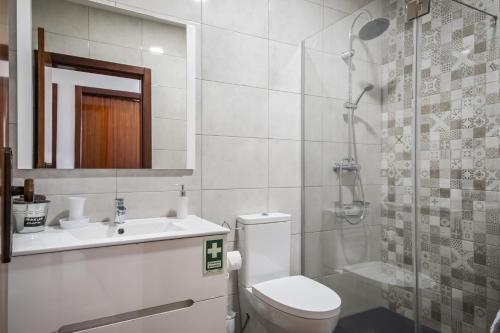 y baño con aseo, lavabo y ducha. en White Rabbit II by Madeira Sun Travel, en Calheta