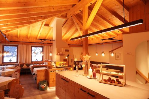 a large room with wooden ceilings and wooden beams at BERG(hof) in Pfunds