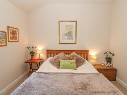 1 dormitorio con 1 cama grande y 2 lámparas en Wellington Lodge Cottage en Richmond
