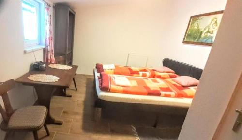 - une chambre avec un lit, une table et une table dans l'établissement Villa Fortuna Budget, à Lackenhof