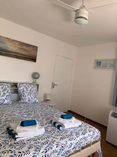 une chambre avec un lit avec des serviettes dessus dans l'établissement Pinède du Mitan piscine chauffée privée, à La Motte