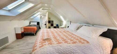 1 dormitorio con 1 cama grande en el ático en Gîte Paimpol Le Loarwenn, en Paimpol