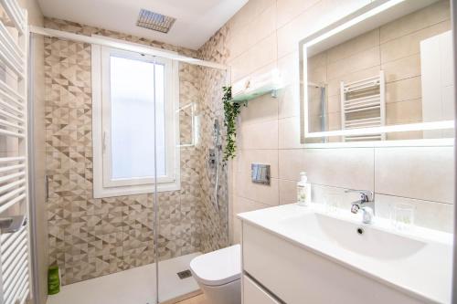 une salle de bain avec un lavabo et des toilettes et une fenêtre dans l'établissement Apartamento ideal para parejas y tele trabajo en Haro, à Haro