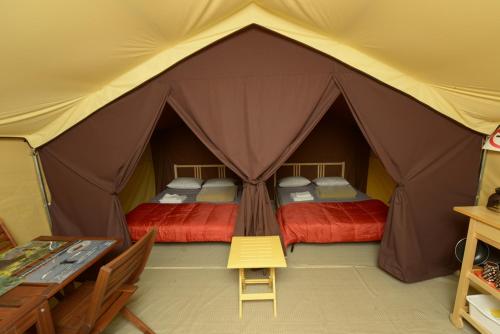 2 posti letto in tenda con tavolo e sgabello giallo di Prêts-à-camper Camping Tadoussac a Tadoussac
