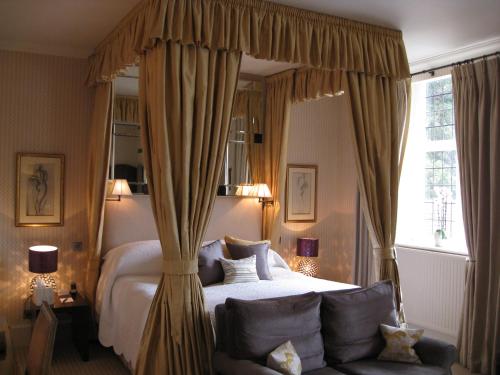 Кровать или кровати в номере Le Manoir aux Quat'Saisons, A Belmond Hotel, Oxfordshire
