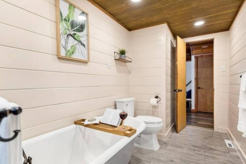 y baño con bañera blanca y aseo. en Paddington Manor, en Big Bear Lake