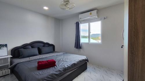 Кровать или кровати в номере Phuket House and Home Apartment