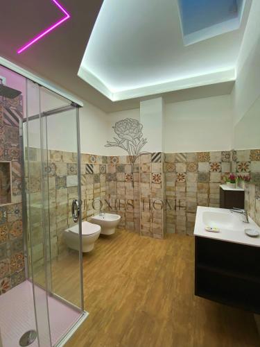 baño con 2 lavabos, ducha y 2 aseos en Peonies' Home, en Francavilla Fontana