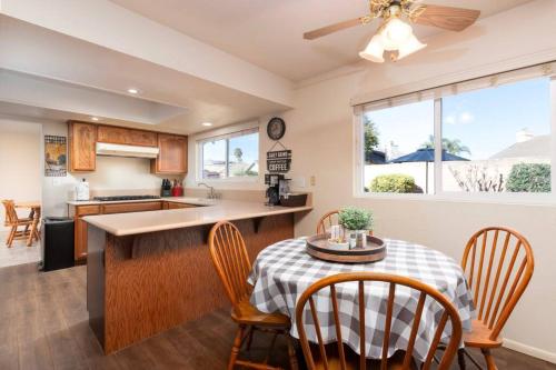 a kitchen and dining room with a table and chairs at La Hacienda Grande in Santa Maria