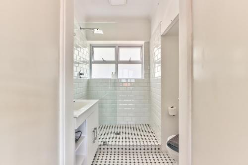 Ein Badezimmer in der Unterkunft Beautiful studio in convenient Green Point