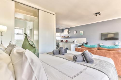 Ein Bett oder Betten in einem Zimmer der Unterkunft Beautiful studio in convenient Green Point