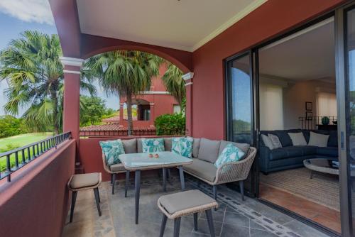 Χώρος καθιστικού στο Bougainvillea 6203 Luxury Condo - Reserva Conchal
