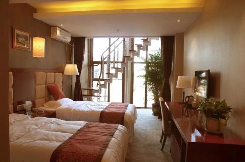 a hotel room with two beds and a staircase at Wo Er Si Hotel in Fusong