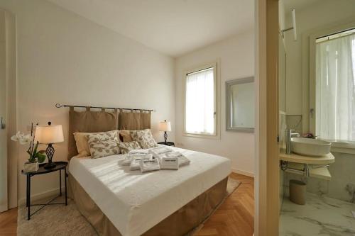 1 dormitorio con 1 cama grande y lavamanos en Liberty Dream, fascino a Vicenza, en Vicenza