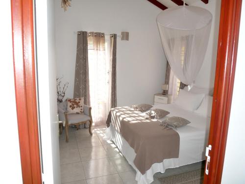 Postel nebo postele na pokoji v ubytování Bungalow charmant à Sainte-Anne