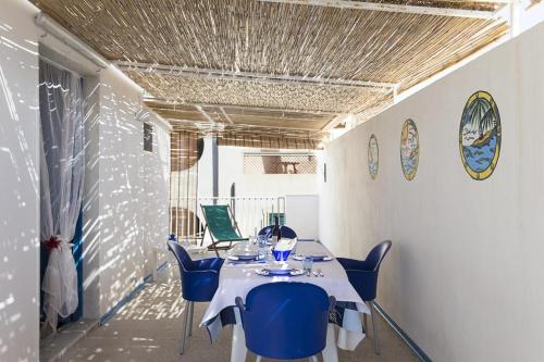 2 bedrooms house at Donnalucata 100 m away from the beach with furnished terrace and wifi