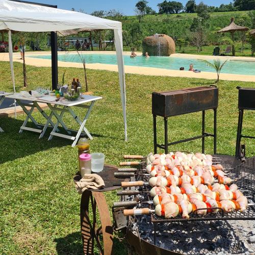 Kemudahan BBQ tersedia untuk tetamu di perkhemahan ini
