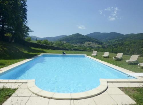 Πισίνα στο ή κοντά στο Demeure de 15 chambres avec piscine privee jardin clos et wifi a Satillieu