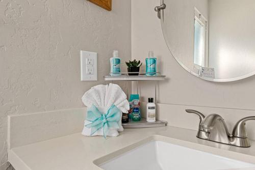 eine Badezimmerablage mit Waschbecken und Spiegel in der Unterkunft Bear Sky Cabin in Big Bear City