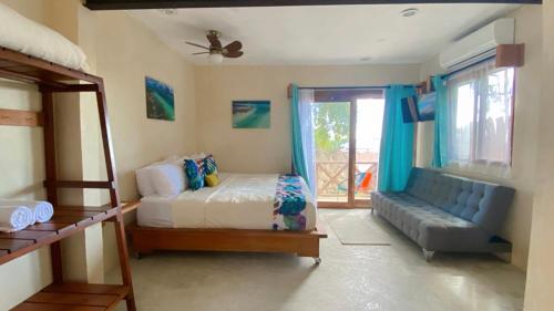 1 dormitorio con 2 literas y ventana en Azul Maria Bacalar, en Bacalar