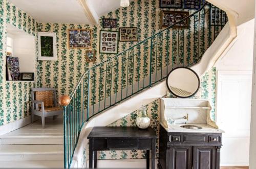 baño con una escalera con papel pintado verde y blanco en Demeure de 15 chambres avec piscine privee jardin clos et wifi a Satillieu en Satillieu