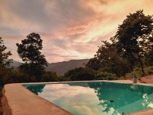 una piscina con vista sulle montagne di Dream Ville a Ella