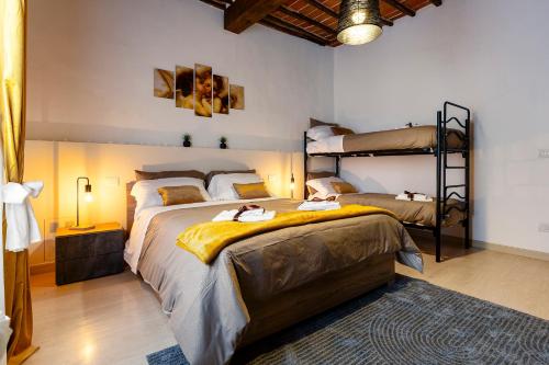 1 Schlafzimmer mit 2 Etagenbetten und einem Teppich in der Unterkunft San Lorenzo House - Florence ! in Figline Valdarno