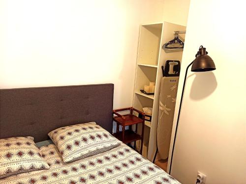 מיטה או מיטות בחדר ב-Les Apparts du Vignal de Cheyrac