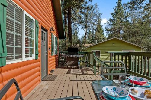 una casa naranja con terraza con parrilla en Calipe Cottage, en Sugarloaf