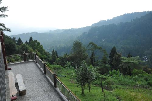 balcón con vistas a la montaña en kemah uwuh en Kalianget