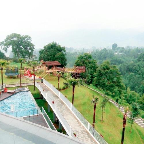 un complejo con piscina y parque infantil en kemah uwuh en Kalianget