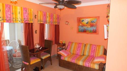 ein Wohnzimmer mit einem Bett, einem Tisch und Stühlen in der Unterkunft Casa Vacanze Dume in Bayahibe