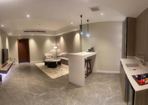 a living room with a white counter and a table at جراند ريجس للشقق الفندقية in Riyadh