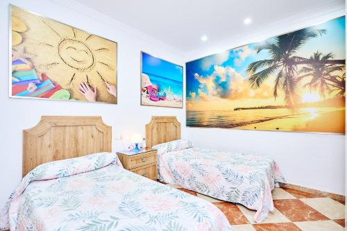 Holidays Beach Torrox - 4 في مورش: غرفة نوم بسريرين وصور على الحائط