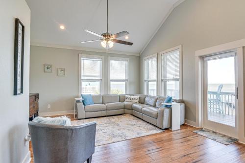 Posezení v ubytování Waterfront Galveston Bay Home with Private Pool!