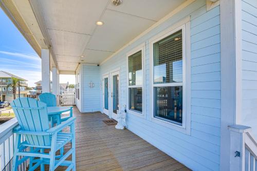Balkón nebo terasa v ubytování Waterfront Galveston Bay Home with Private Pool!