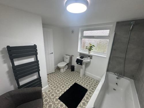 Stunning 4 bedroom 8 person 2 bathroom house!, Hull (updated prices 2024)