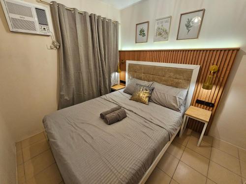 - une chambre avec un grand lit dans l'établissement 4108 Davao City 2bedroom unit 8 Spatial Maa by Filinvest, à Davao