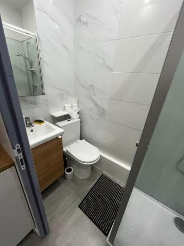 uma casa de banho com um WC, um lavatório e um chuveiro em Studio PetitCocon 2min métro 11 Carnot Romainville em Noisy-le-Sec