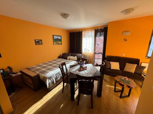 une chambre avec un lit, une table et un canapé dans l'établissement Pamporovo Apartment 314 The Castle 3, à Pamporovo