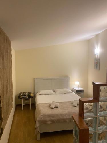 ヴィラ・ノヴァ・デ・ガイアにあるOporto2All Apartments - Apt2のベッドルーム1室(ベッド1台、タオル2枚付)