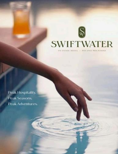 SwiftwaterにあるThe Swiftwaterの手が水のプールに入っている